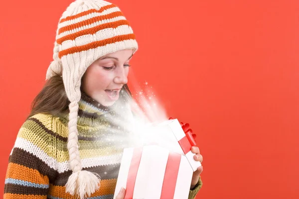 Aprire un magico regalo di Natale — Foto Stock