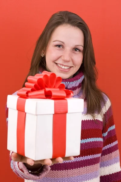 Chica sosteniendo un regalo —  Fotos de Stock