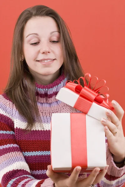 Abrir un regalo — Foto de Stock