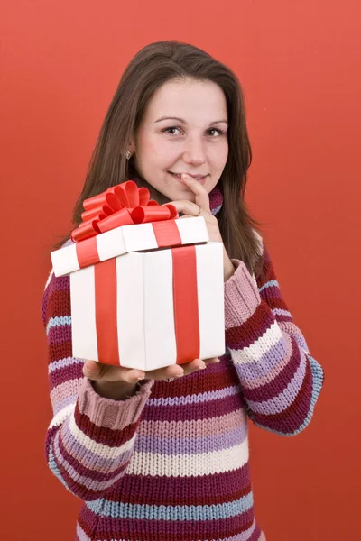 Öffnen Sie ein magisches Weihnachtsgeschenk — Stockfoto