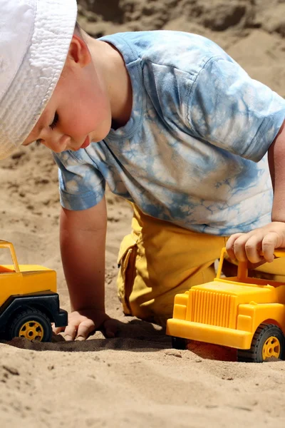Маленький ребенок играет с песком — стоковое фото