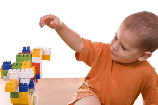 Menino brincando com blocos — Fotografia de Stock