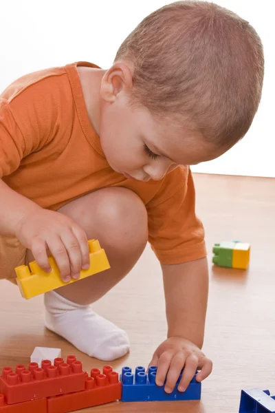 Мальчик играет с блоками — стоковое фото