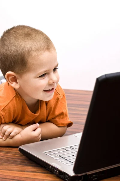 Chlapec pracovní drobet laptop — Stock fotografie