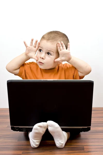 Çocuk çalışma whit laptop — Stok fotoğraf