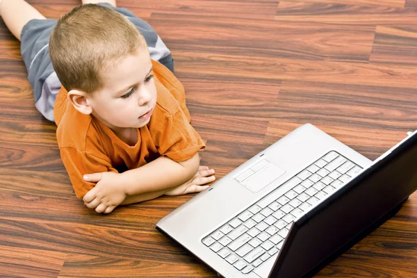 Chłopiec działanie odrobina laptop — Zdjęcie stockowe