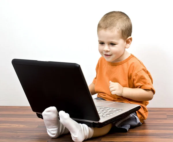 Chłopiec działanie odrobina laptop — Zdjęcie stockowe