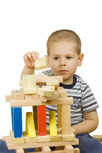 少年はブロックで遊ぶ — ストック写真