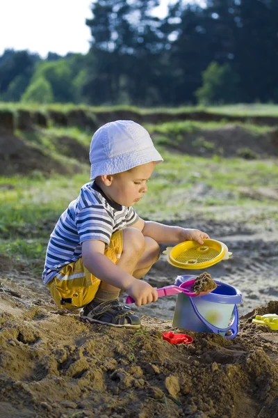 Kleines Kind spielt mit Sand — Stockfoto