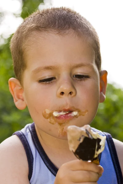 Boy eating icecream — Stock Photo, Image