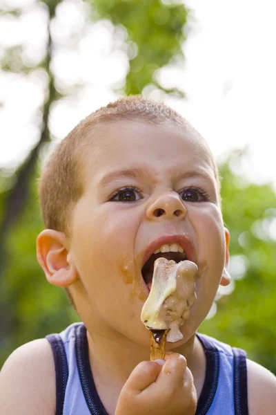 Šťastný chlapec jíst zmrzlinu — Stock fotografie