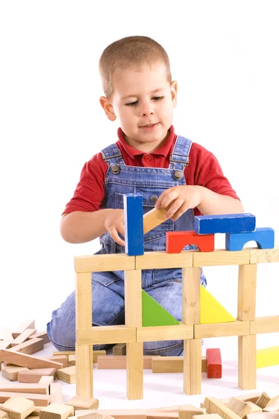 Chlapec hraje s bloky — Stock fotografie