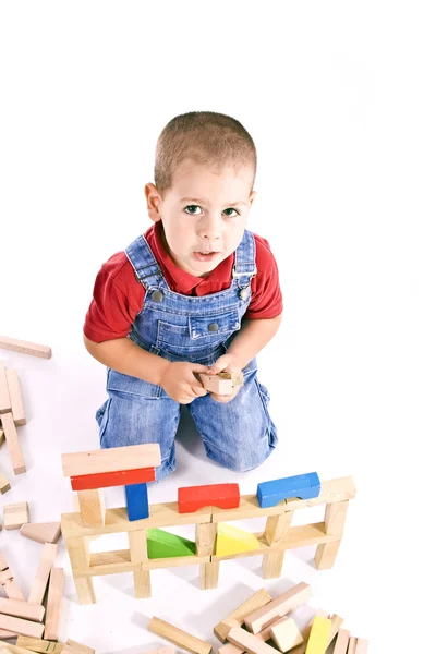 Pojke leker med block — Stockfoto