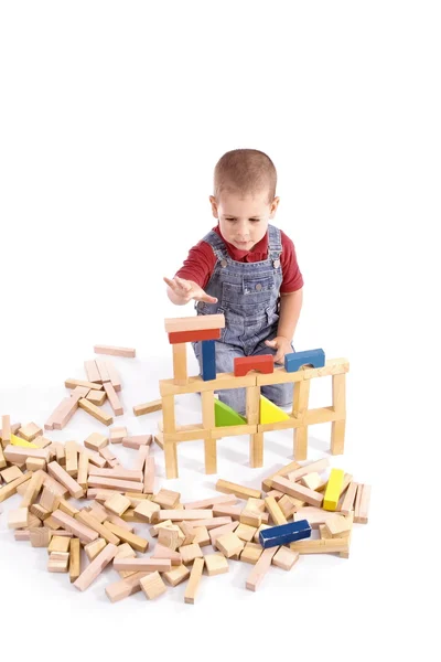 Garçon jouer avec des blocs — Photo