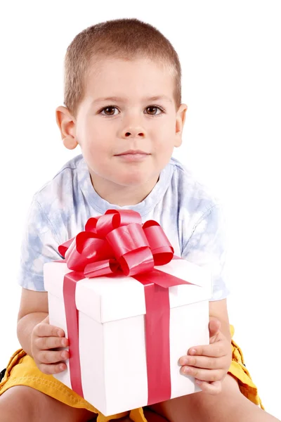 Malý chlapec a dárek — Stock fotografie