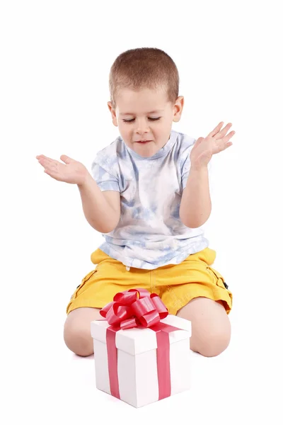 Malý chlapec a dárek — Stock fotografie