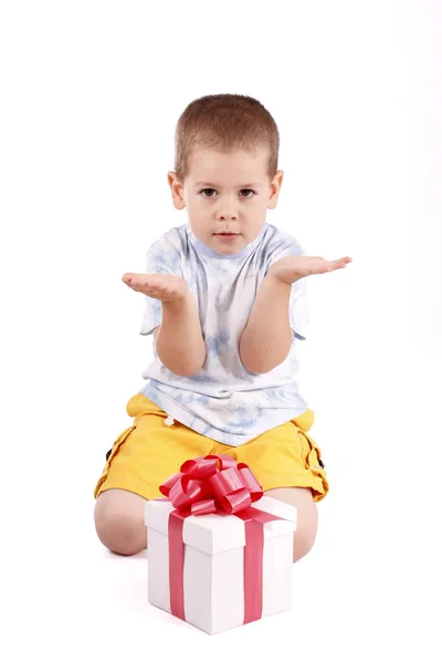 Маленький мальчик и подарок — стоковое фото