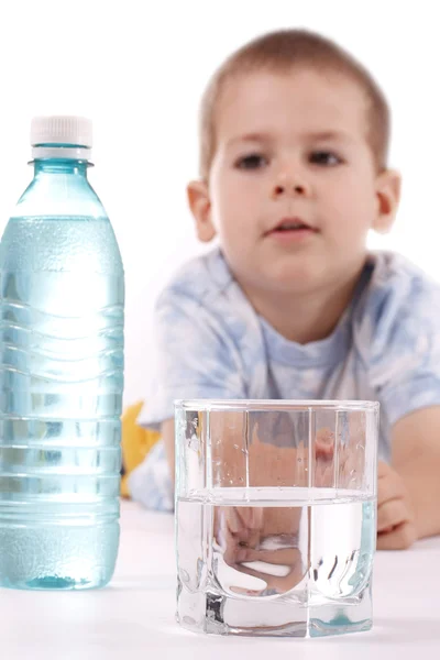 Мальчик и вода — стоковое фото