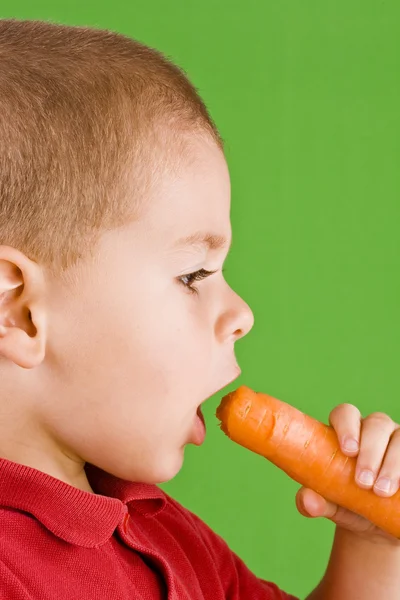 Niño y zanahoria — Foto de Stock