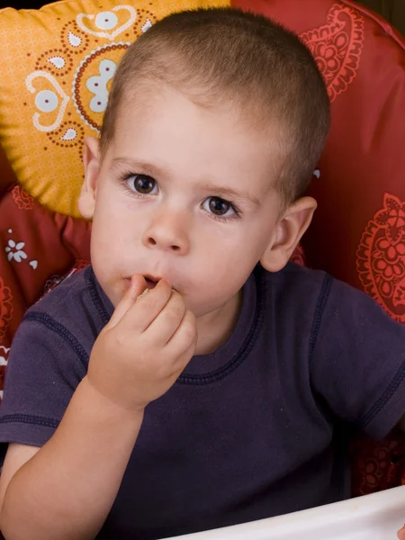 Αγόρι που τρώει — Φωτογραφία Αρχείου