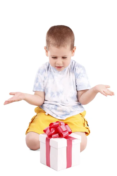 Küçük çocuk ve hediye — Stok fotoğraf