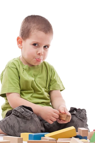 Vzteklý chlapec drobet bloky — Stock fotografie