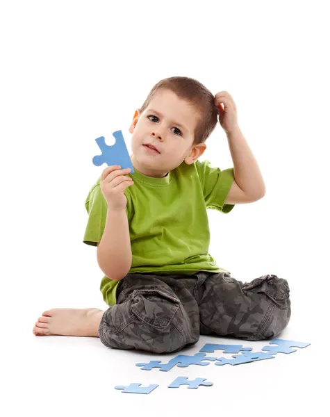 Мальчик с головоломками — стоковое фото