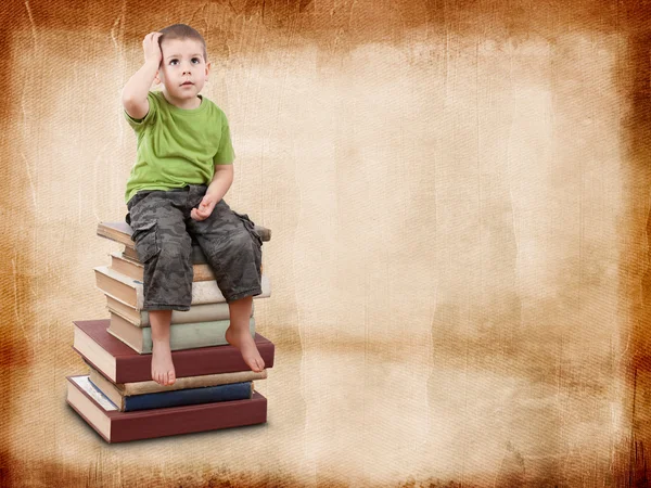 Ребенок сидит на книгах — стоковое фото