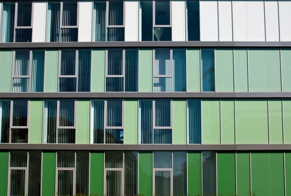 Fachada moderna en diferentes tonos de verde — Foto de Stock