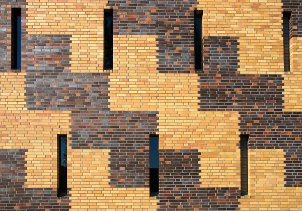 Mur en brique avec petites fenêtres — Photo