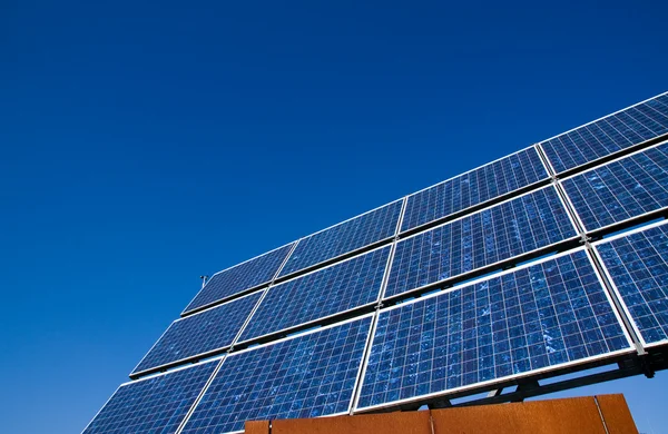 Солнечная батарея с голубым небом — стоковое фото