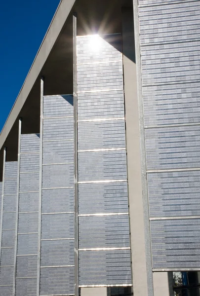 Fasad med solpaneler — Stockfoto