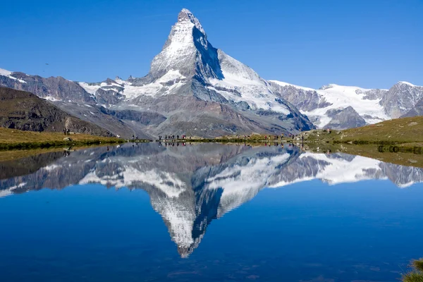 Touristen vor dem Matterhorn — Stockfoto