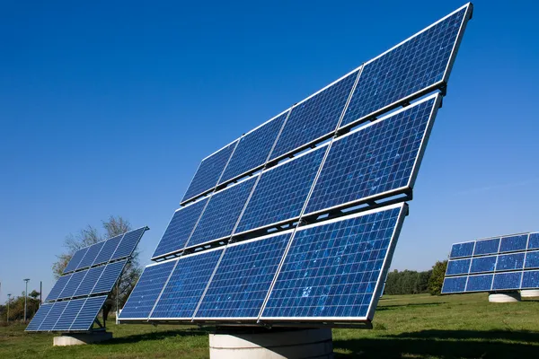 Vários painéis de energia solar — Fotografia de Stock