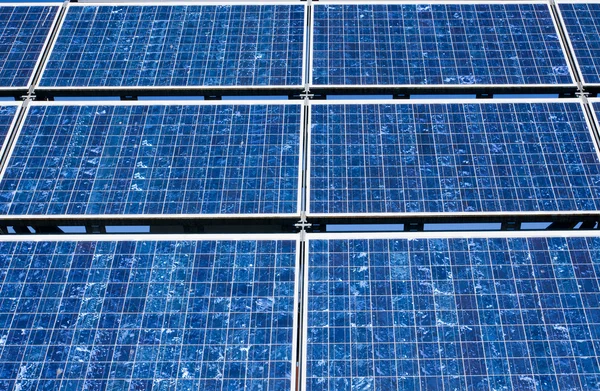 近代的な太陽電池パネルの表示を閉じる — ストック写真