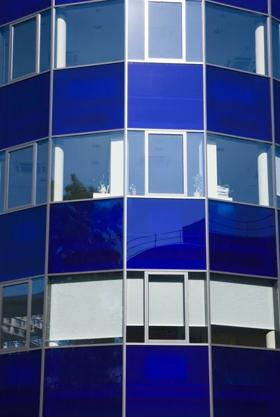Солнце отражается в голубом фасаде — стоковое фото