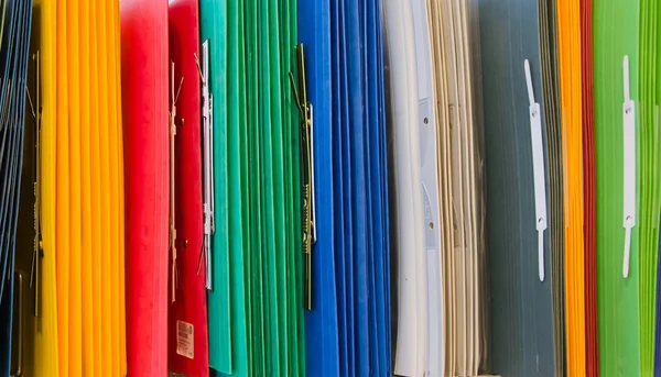 Foldery w jasnych kolorach — Zdjęcie stockowe