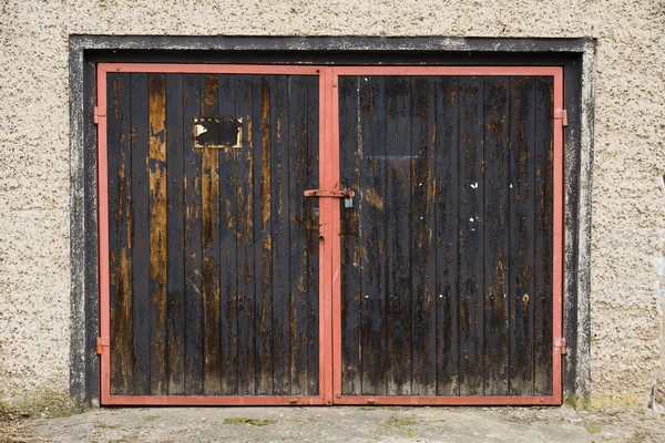 Porta da garagem velha — Fotografia de Stock