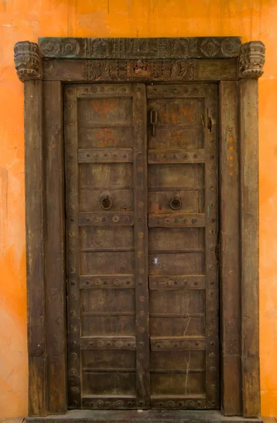 Krásné dřevěné dveře — Stock fotografie