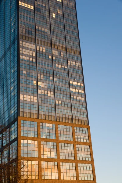 Skyscraper in the early morning — Stock Photo, Image