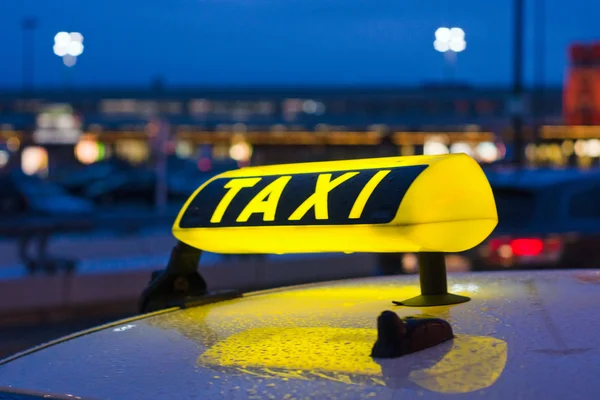Знак таксі вночі — стокове фото