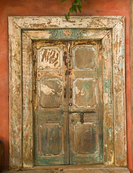 Hermosa puerta de madera — Foto de Stock