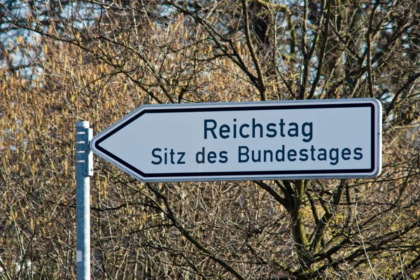 Señal que muestra el camino al Reichstag —  Fotos de Stock