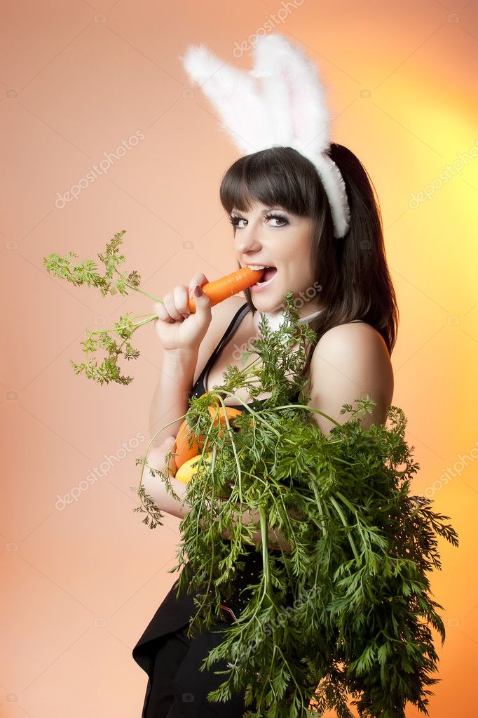 Эротическая морковка и ее хозяйка