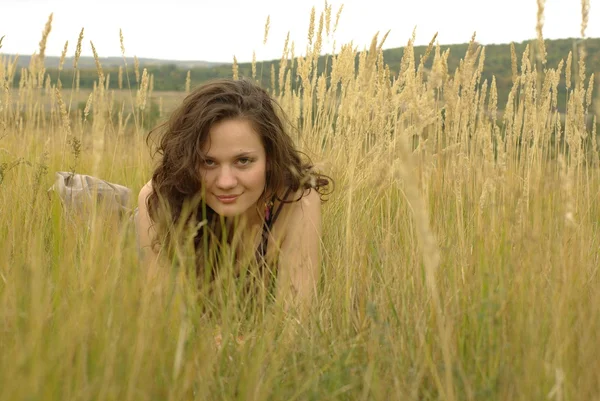 Mädchen liegt im Maisfeld — Stockfoto