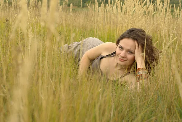 Flickan liggande i fältet majs — Stockfoto