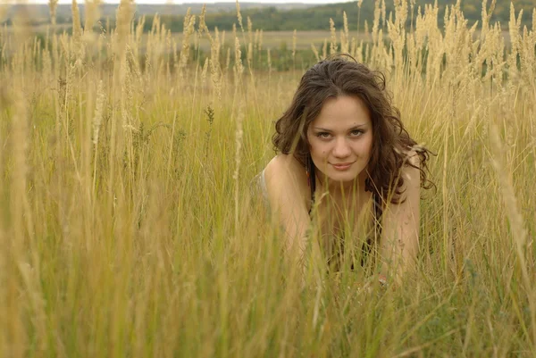 Meisje liggen in het maïsveld — Stockfoto