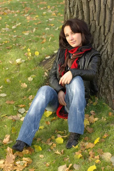 Chica sentada bajo el árbol — Foto de Stock