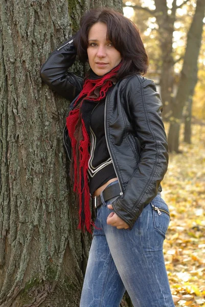 Девушка, прислонившаяся к дереву — стоковое фото