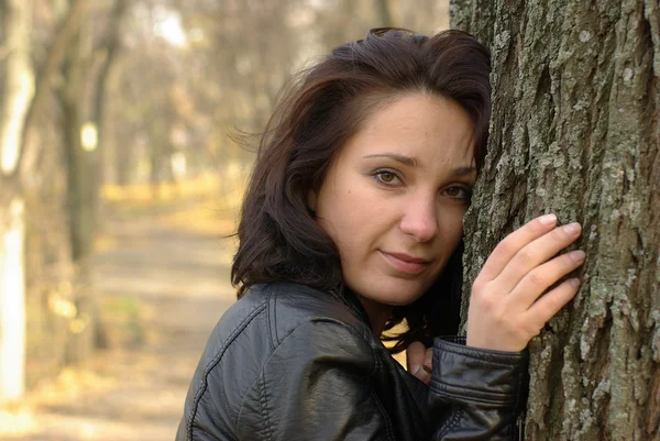 Dziewczyna w pobliżu drzewa — Zdjęcie stockowe